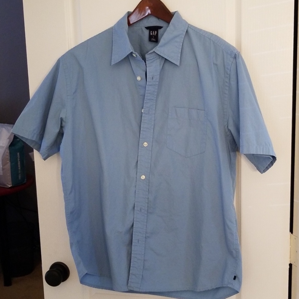 Gap button down short slave shirt. Size L.